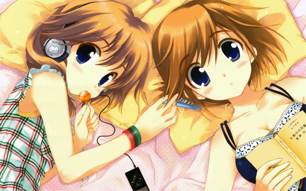 Menikmati Anime Bersama Teman Gambar orang-orang yang menonton anime bersama-sama dengan ekspresi senang
