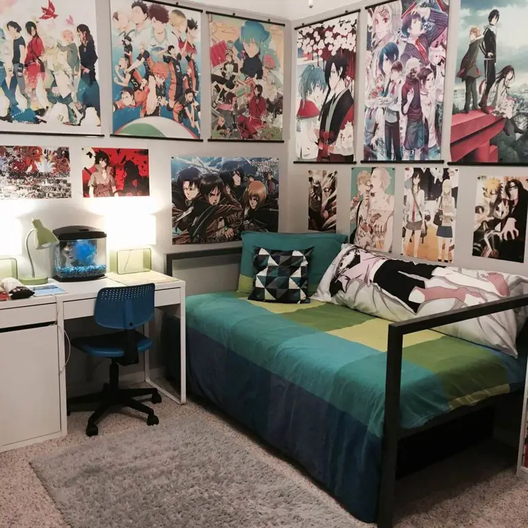 Setup Nonton Anime yang Nyaman Gambar setup menonton anime yang nyaman dengan layar besar dan snack