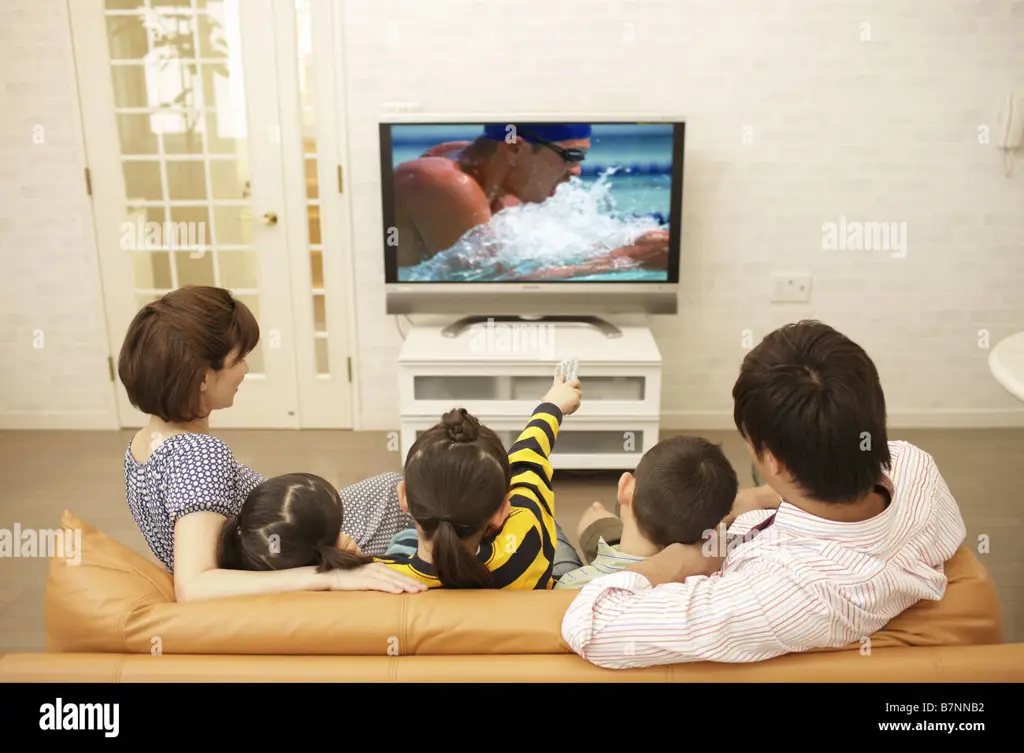 Menonton Anime Bersama Keluarga Gambar keluarga menonton anime di TV bersama
