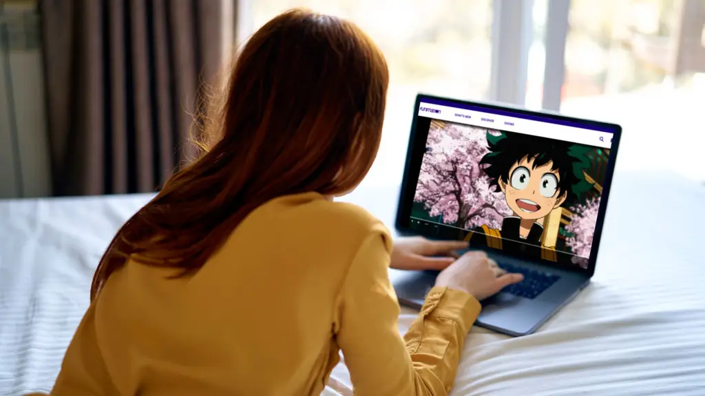 Menikmati Streaming Anime Penggemar anime sedang menonton anime di laptop