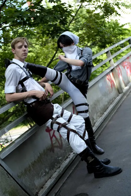 Attack on Titan: Perjuangan Melawan Para Titan Raksasa Gambar para karakter Attack on Titan sedang bertarung melawan Titan