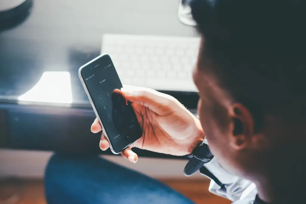 Kemudahan Menonton Anime Lewat Smartphone Seseorang menggunakan smartphone untuk menonton anime