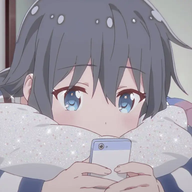Menikmati Anime Favorit Gambar seseorang yang senang menonton anime di ponsel