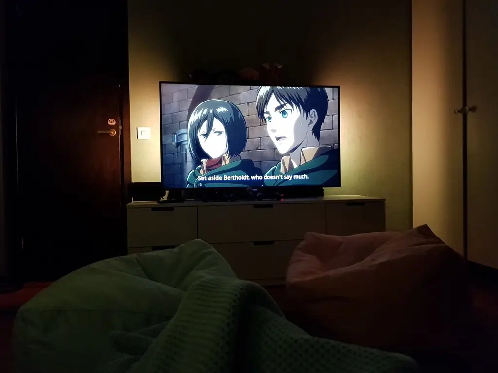Menikmati Anime Favorit Seorang penggemar anime yang sedang menikmati menonton anime favoritnya