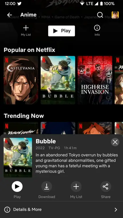 Menikmati Anime di Ponsel Seseorang menonton anime di ponselnya