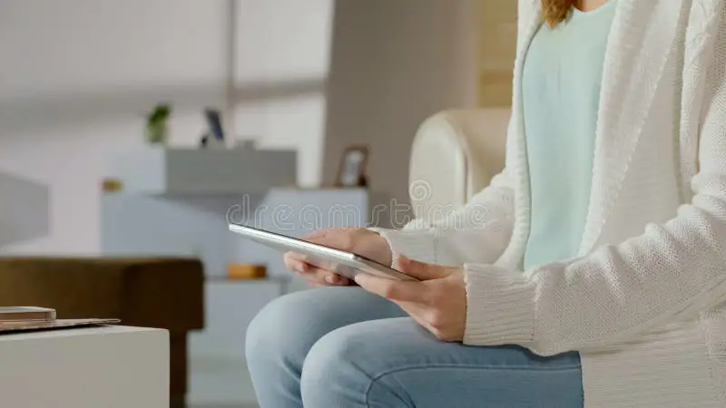 Pengalaman Menonton Anime yang Nyaman Seseorang nyaman menonton anime di tablet
