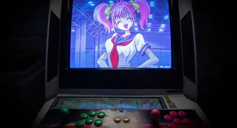 Menonton Anime di Ponsel Gambar seseorang menonton anime di ponsel